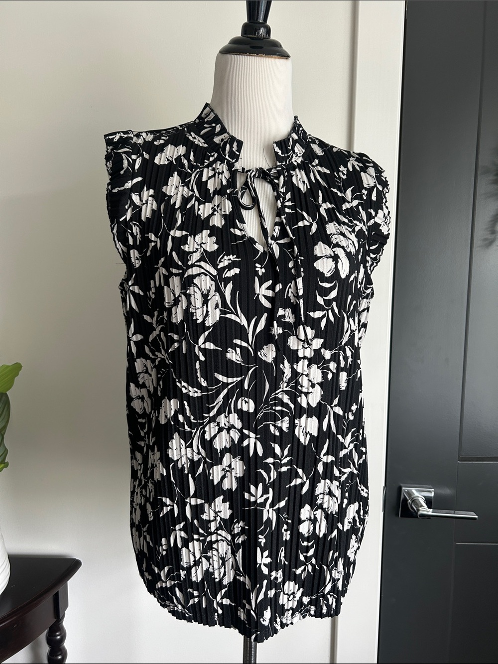 Adrianna Papell M Floral Sleeveless Black and White stretchy Top
